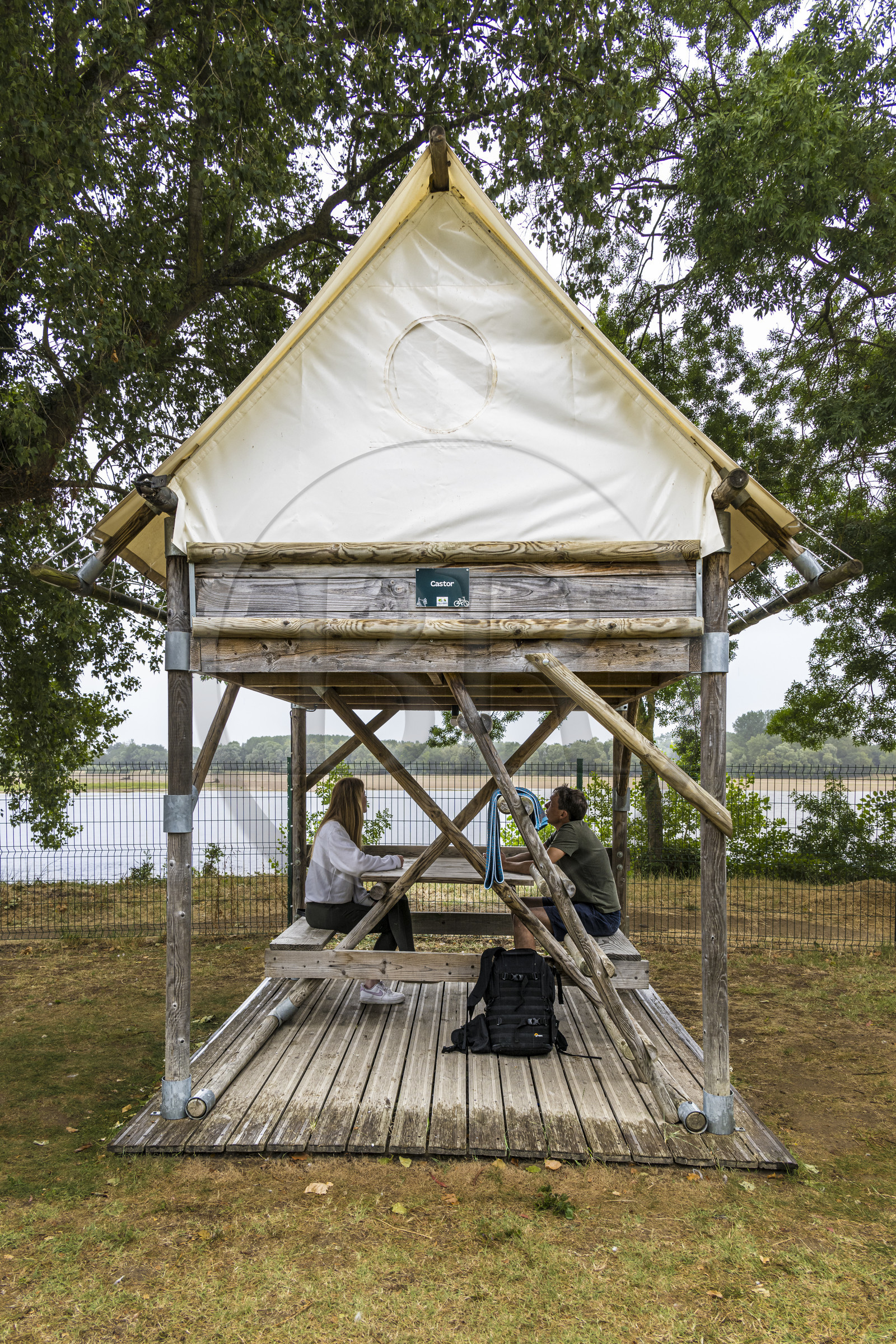 France, Maine-et-Loire (49), vallée de la Loire classée au Patrimoine Mondial par l'UNESCO, Montsoreau, Camping Isle verte, tente surélevée, hebergement destiné aux cyclistes