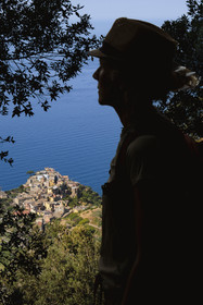 Italie, Ligurie, Cinque Terre, parc national des Cinque Terre classé Patrimoine Mondial de l'UNESCO, randonneurs montant sur le sentier GR 586 entre Corniglia et Volastra au dessus de Manarola, le village de  Corniglia en arrière plan