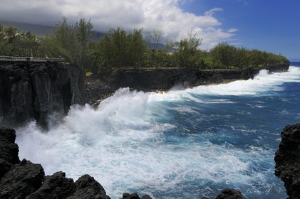 France, Ile de la Reunion, côte sud, Saint-Philippe, le Cap Méchant est situé le long d'une côte déchiquetée de roche volcanique frappée par la houle et typique de la région appelée Sud sauvage