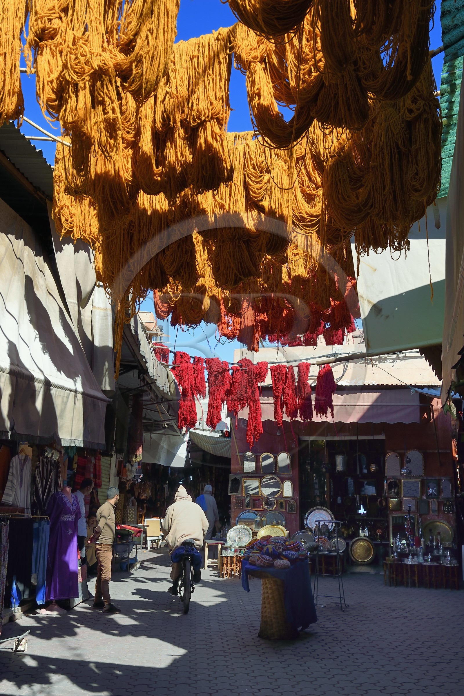 Maroc, Haut-Atlas, Marrakech, ville impériale, Médina classée Patrimoine Mondial de l'UNESCO, boutiques dans le souk des teinturiers, laine au séchage