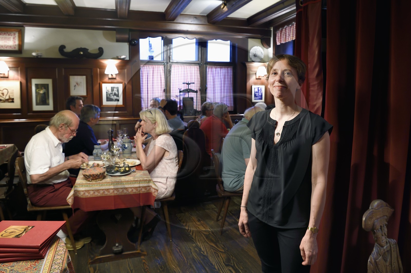 France, Bas-Rhin (67), Strasbourg, vieille ville classée au Patrimoine Mondial de l'UNESCO, la winstub Chez Yvonne - S'Burjerstuewel rue du Sanglier, dirigé par Marjolaine et Julien de Valmigere, portrait de Marjolaine de Valmigere