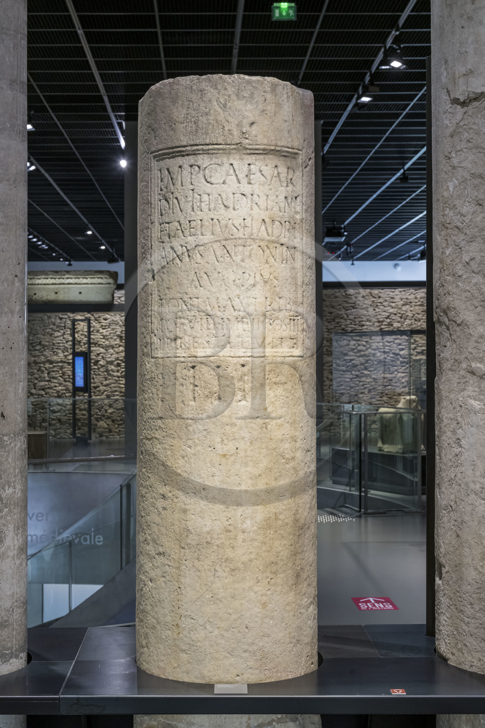 France, Gard (30), Nîmes, Musée de la Romanité de l'architecte Elizabeth de Portzamparc, borne milliaire d'Antonin Le Pieux (144-145 ap. J.-C.) sur la Voie Domitienne (Via Domitia) France, Gard (30), Nîmes, Musée de la Romanité de l'architecte Elizabeth de Portzamparc, borne milliaire d'Antonin Le Pieux (144-145 ap. J.-C.) sur la Voie Domitienne (Via Domitia)