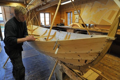 Norvège, Hordaland, Norheimsund, centre de préservation des bateaux Fartoyvernsenter, bateau en bois à rame construit traditionnellement par Bjorn Kvalvik
