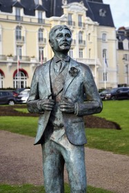 France, Calvados (14), Pays d'Auge, la côte Fleurie, Cabourg, statue de Marcel Proust réalisée par Edgar Duvivier dans les jardins du Casino et du Grand Hotel (en arrière plan)