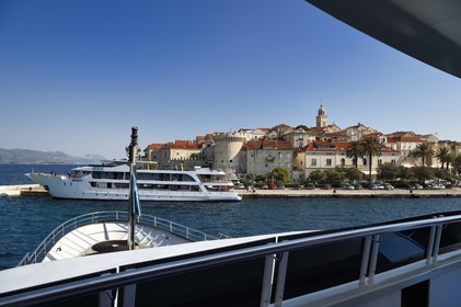 Croatie, Dalmatie, cote dalmate, Ile de Korcula, ville de Korcula, arrivée du bateau au port