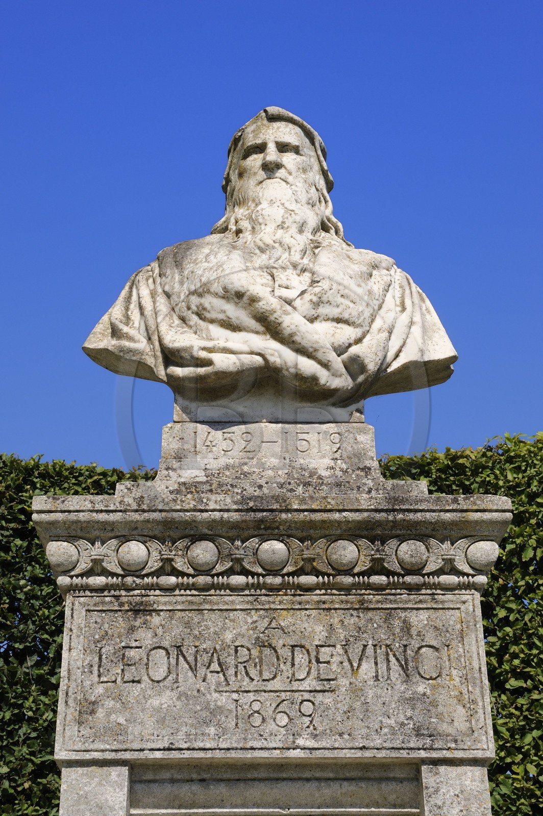 France, Indre et Loire (37), Vallée de la Loire classée Patrimoine mondial de l'UNESCO, château d'Amboise, statue de Leonard De Vinci sur l'emplacement de sa tombe originale