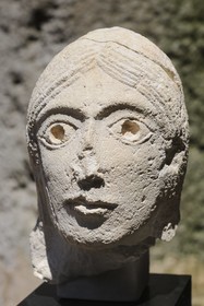 France, Saône et Loire (71), Cluny, tête d'Ange du Grand Portail de l'abbaye symbole des sites clunisiens