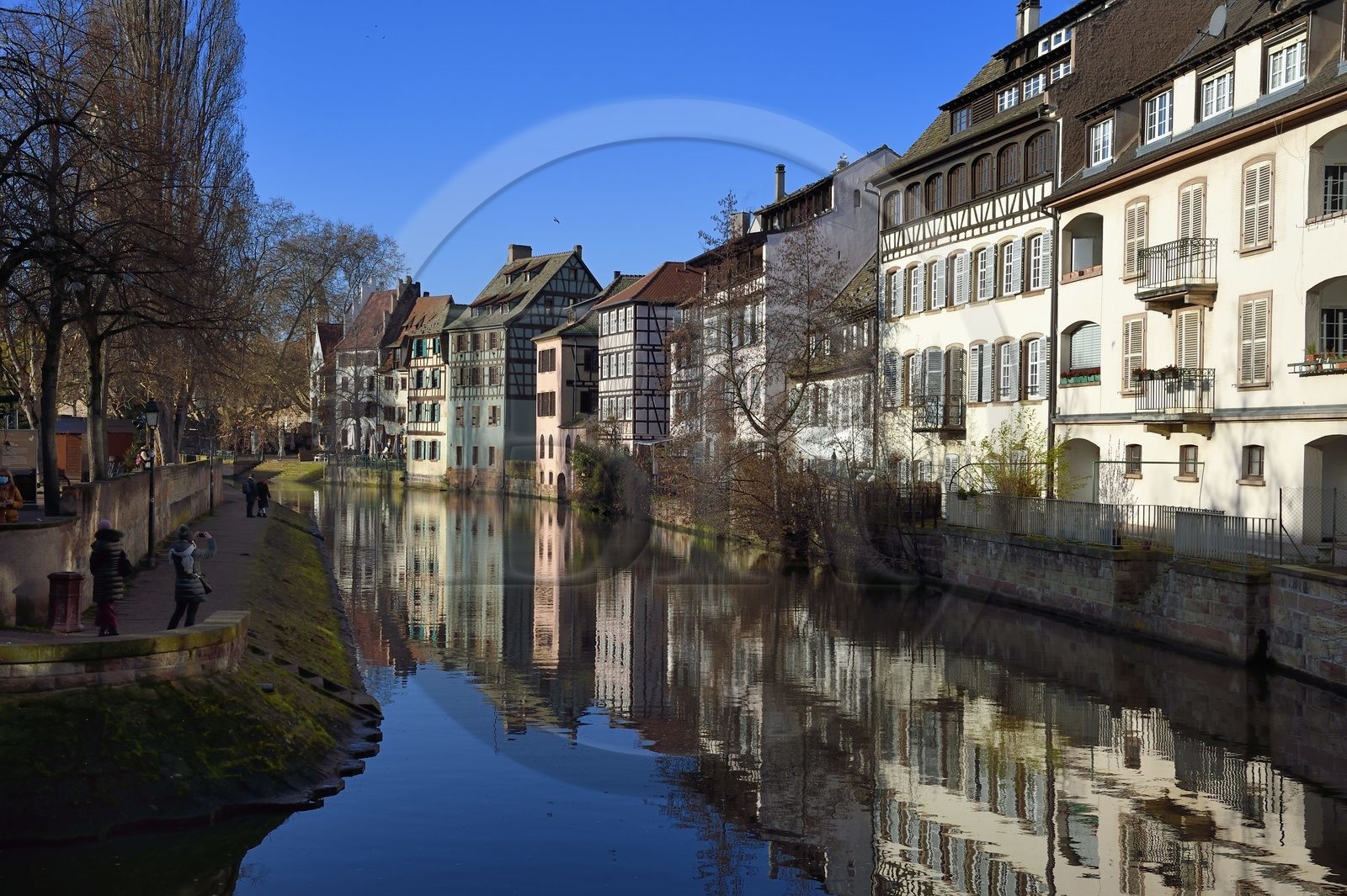France, Bas-Rhin (67), Strasbourg, vieille ville classée au Patrimoine Mondial de l'UNESCO, quartier de la Petite France, quai de la Petite France le long d'un des bras de la rivière l'Ill