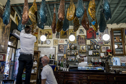 Espagne, Andalousie, Séville, bar à tapas Casa Placido, mise en place des jambons suspendus au plafond