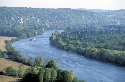 France, Val-d' Oise (95), parc naturel régional du Vexin français, péniche sur la Seine au pied des falaises de calcaire de La Roche-Guyon