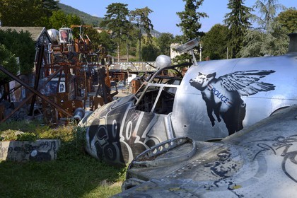 France, Rhône (69), Saint-Romain-au-Mont-d'Or, la Demeure du Chaos, l'œuvre d'art est basé sur la transformation sans fin de la maison du XVIIème siècle de l'artiste plasticien Thierry Ehrmann en une réplique de zone de guerre à l'image du monde présent