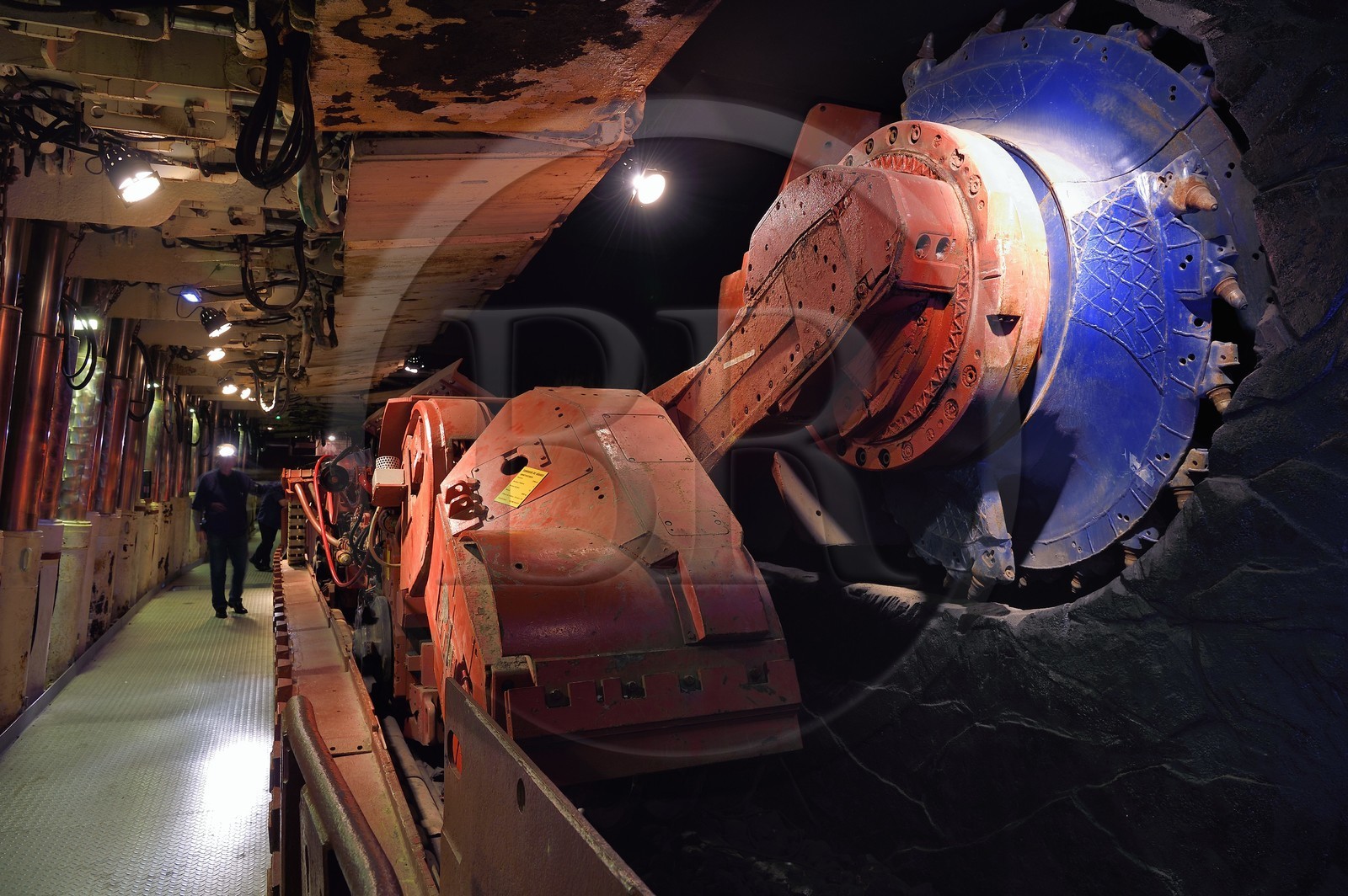 France, Moselle (57), Petite-Rosselle, le musée du carreau Wendel, reconstitution du fond de la mine, chantiers d’exploitation en plateures (inclinaison de moins de 20°), haveuse (type Electra 2000), machine d'abattage qui grignotte le veine de charbon en abattant celui-ci sur une épaisseur d'environ 80cm et sur toute la hauteur de la galerie, à gauche les piles bouclier du soutènement marchant