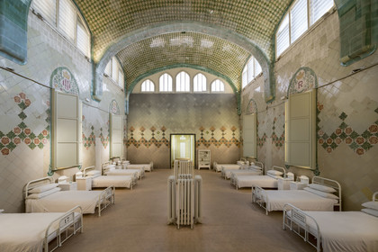 Espagne, Catalogne, Barcelone, quartier d'El Guinardo, ancien Hospital de la Santa Creu i de Sant Pau classé Patrimoine Mondial de l'UNESCO, de style moderniste par l'architecte Domenech i Montaner, aujourd'hui un musée et un centre culturel, le pavillon Saint Raphaêl (Sant Rafael) qui accueillait les malades de l'appareil digestif