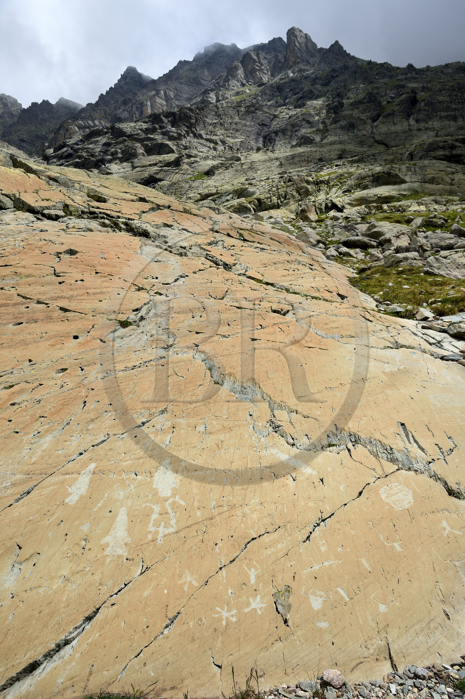 France, Alpes-Maritimes (06), parc national du Mercantour, Vallée des Merveilles parsemée de milliers de gravures rupestres de l'Age de bronze, dalle de schiste au pied du Mont Bégo appelée la Roche de l’Autel, elle est gravée de figures corniformes, de poignards, d'incisions linéaires et même d'étoiles ce qui est rare