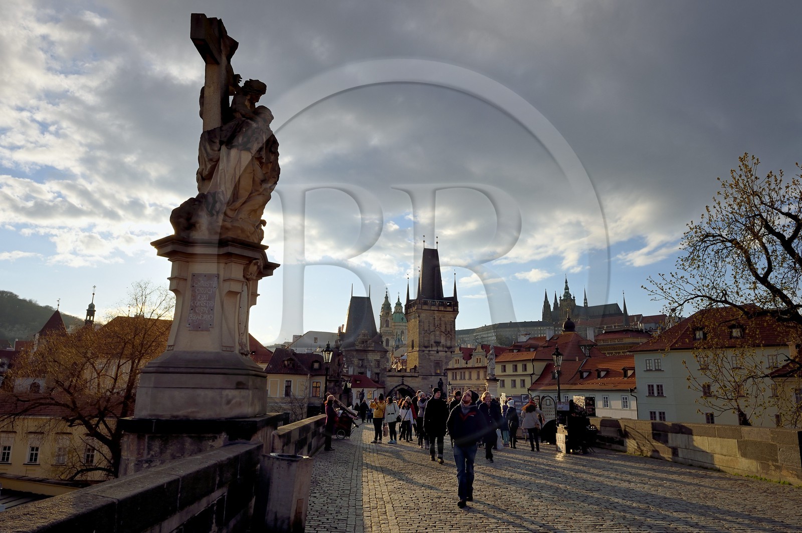 République Tchèque, Prague, centre historique classé Patrimoine Mondial de l' UNESCO, le pont Charles (Karluv Most ou Karlov Most), la tour gothique à l'entrée du pont du côté du quartier de Mala Strana devant l'église Saint Nicolas (Sv. Mikulase) et le chateau Royal en arrière plan à droite
