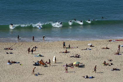 France, Pyrénées-Atlantiques (64), Pays-Basque, Biarritz, jeunes surfers sur la plage d'Ilbarritz