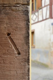 France, Bas-Rhin (67), Westhoffen, ancien quartier juif, trace d'une mezouzah sur le linteau d'une maison