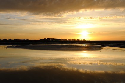 France, Manche (50), Baie du Mont-Saint-Michel, les berges submersibles de la rivière Couesnon au coucher de soleil