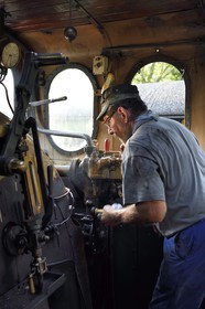 France, Alpes-Maritimes (06), Puget Théniers, locomotive en chauffe, dans la cabine, Daniel Bonneau bénévole du G.E.C.P. qui restaure et exploite le Train des Pignes, aujourd'hui mécanicien (et donc conducteur) de locomotive