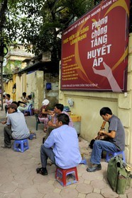 Vietnam, Hanoï, fumeur de tabac dans une pipe à eau appelée bang
