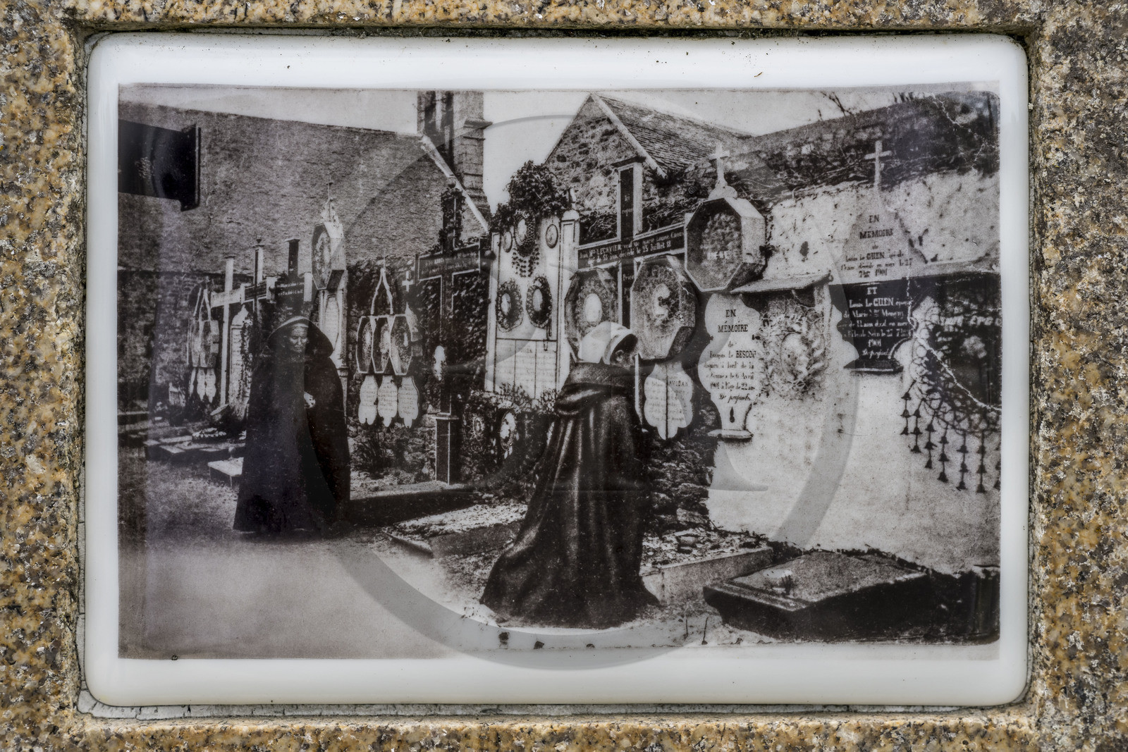 France, Côtes d'Armor (22), Ploubazlanec, le Mur des Disparus situé dans l’enceinte du cimetière de Ploubazlanec évoque par des plaques commémoratives les quelques 120 goélettes et 2000 marins disparus au cours des campagnes morutières en mer d'Islande entre 1852 et 1955