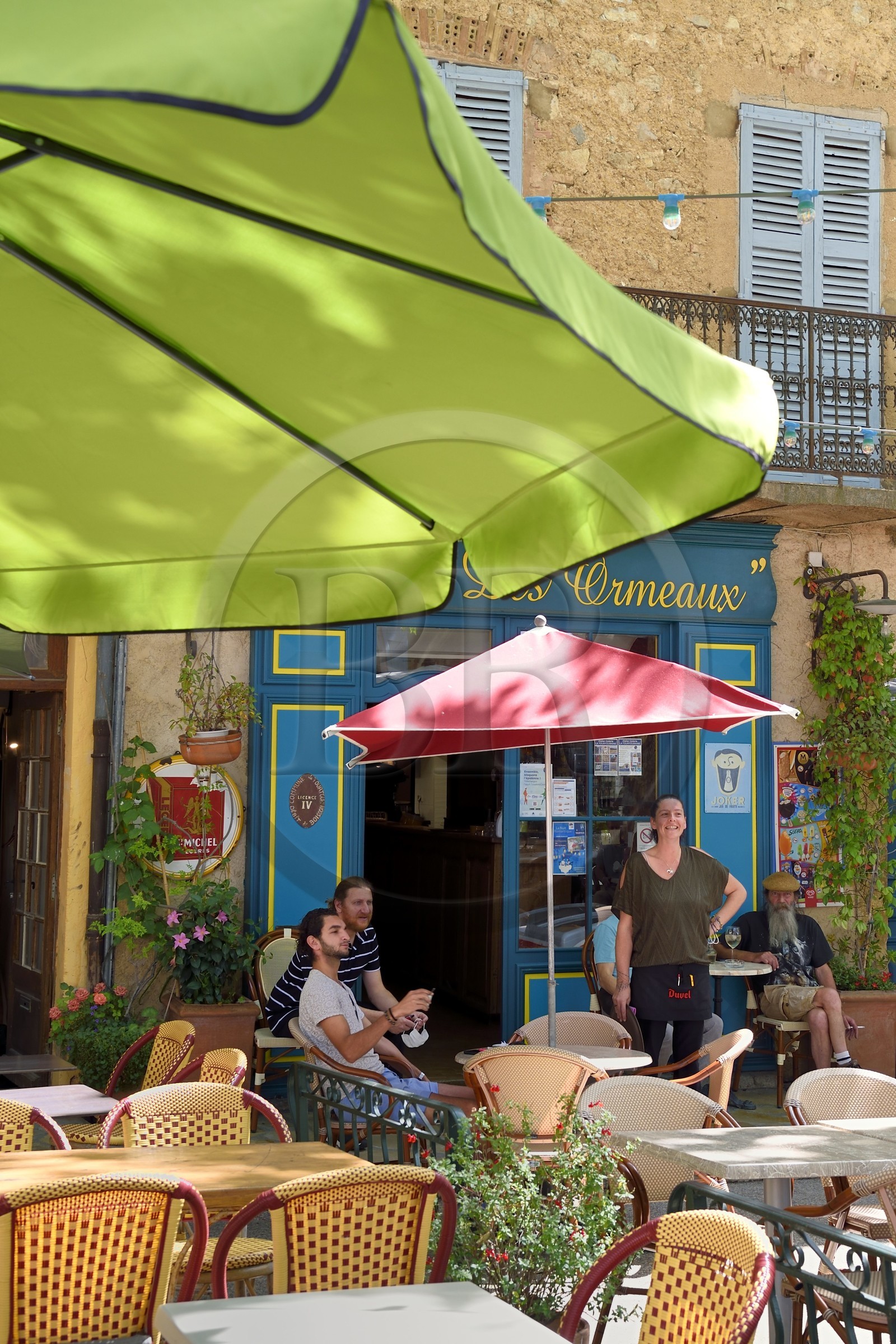 France, Var (83), La Dracénie, village de Tourtour, labellisé Les Plus Beaux Villages de France, bar avec terrasse de la place des Ormeaux