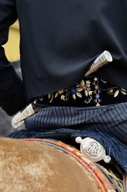 Argentine, province de Buenos Aires, San Antonio de Areco, fête du Jour de la Tradition (Dia de la Tradicion) gros plan sur une ceinture traditionnelle de gaucho et le facon (large et long couteau)
