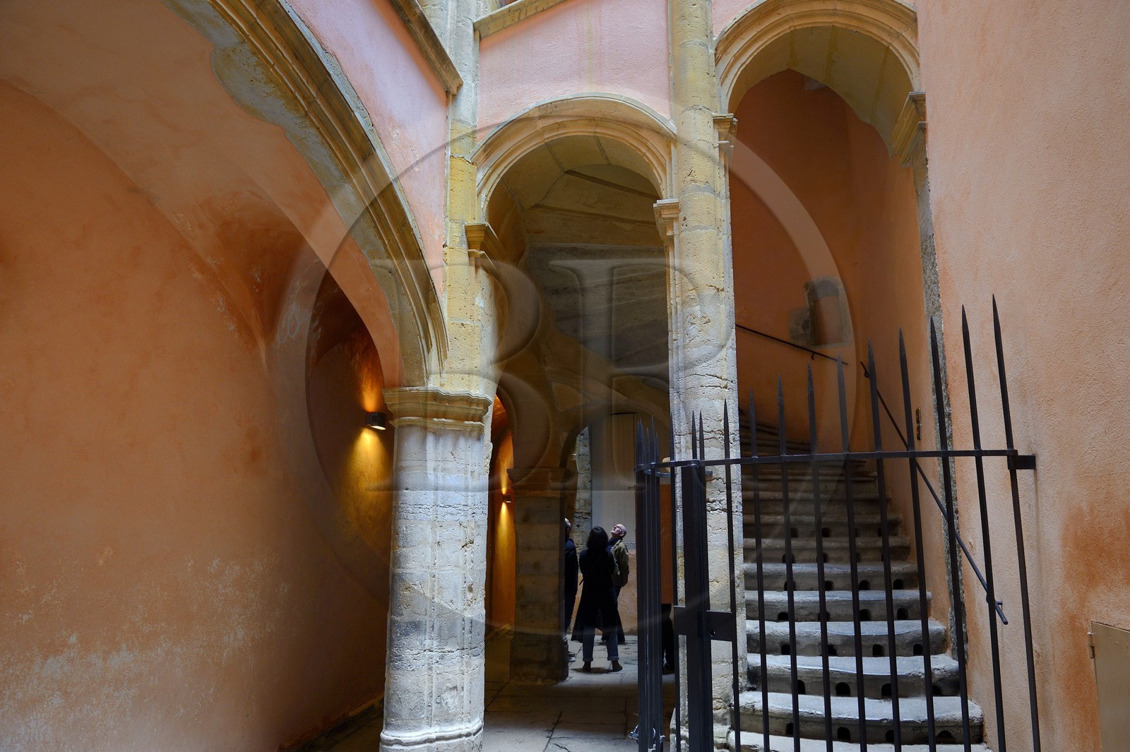 France, Rhône (69), Lyon, site historique classé Patrimoine Mondial de l'UNESCO, Vieux Lyon, traboule reliant le 6 rue des Trois Maries au 27 rue Saint Jean