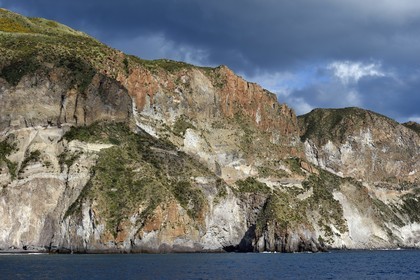 Italie, Sicile, iles Eoliennes, classées Patrimoine Mondial de l'UNESCO, Ile de Lipari, les falaises de la côte Sud-Ouest de l'île à Quattrocchi