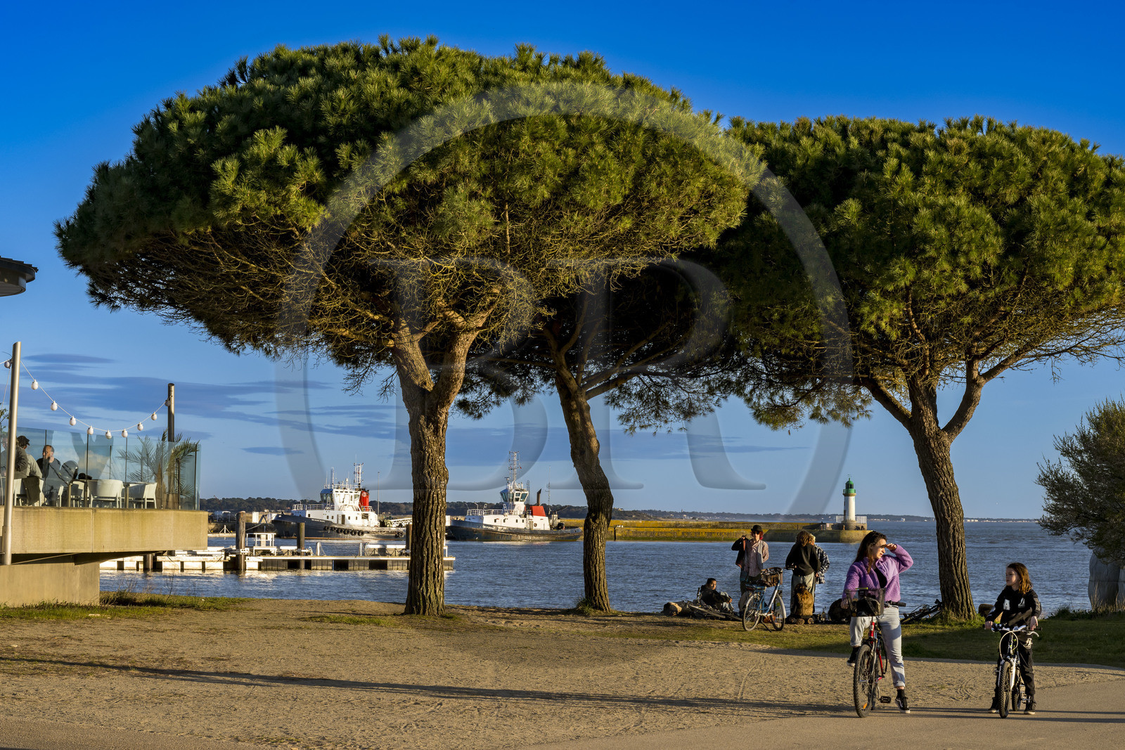 France, Loire-Atlantique (44), Estuaire de la Loire, Saint-Nazaire, groupe de jeunes gens en bordure du Quai de la Jetée au bout de la Grande Plage France, Loire-Atlantique (44), Estuaire de la Loire, Saint-Nazaire, groupe de jeunes gens en bordure du Quai de la Jetée au bout de la Grande Plage