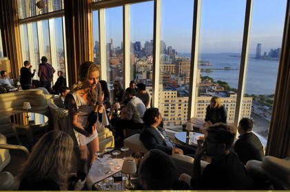 Etats-Unis, New York, Manhattan, Meatpacking district, champagne au bar du Standart Hotel qui surplombe la High Line, vue sur Downtown, Hudson river et New Jersey