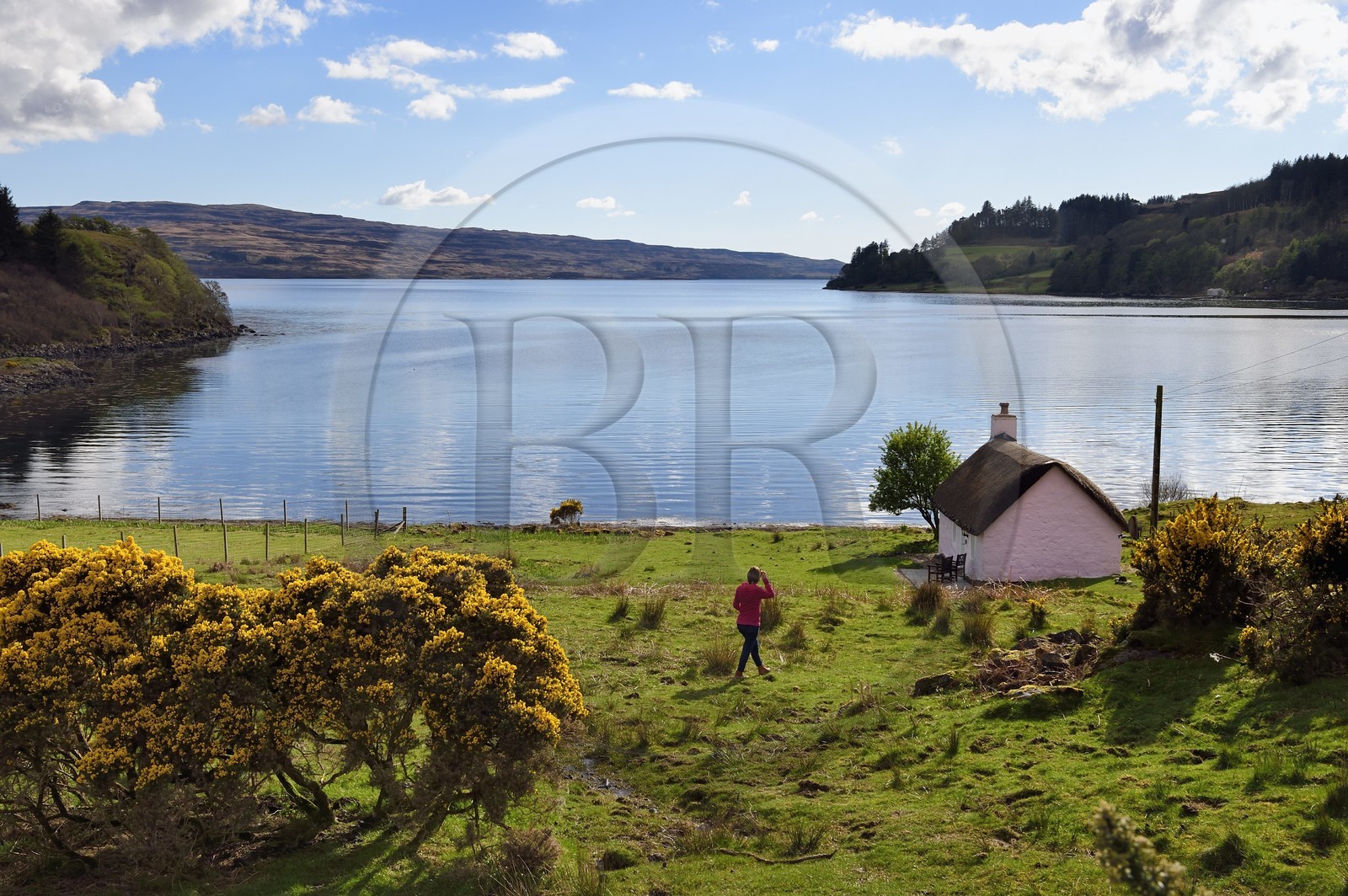 Royaume-Uni, Ecosse, Highland, Hébrides intérieures, Ile de Mull, maison traditionnelle à toit de chaume au bord du Loch Scridain