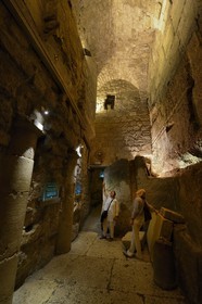 Israel, Jérusalem, ville sainte, vieille-ville classée Patrimoine Mondial de l'UNESCO, souterrain du Kotel qui longe le Mur occidental faisant partie des murs de soutènement de l'esplanade du Temple construite par Hérode Ier le Grand, rue originale de la période hérodienne