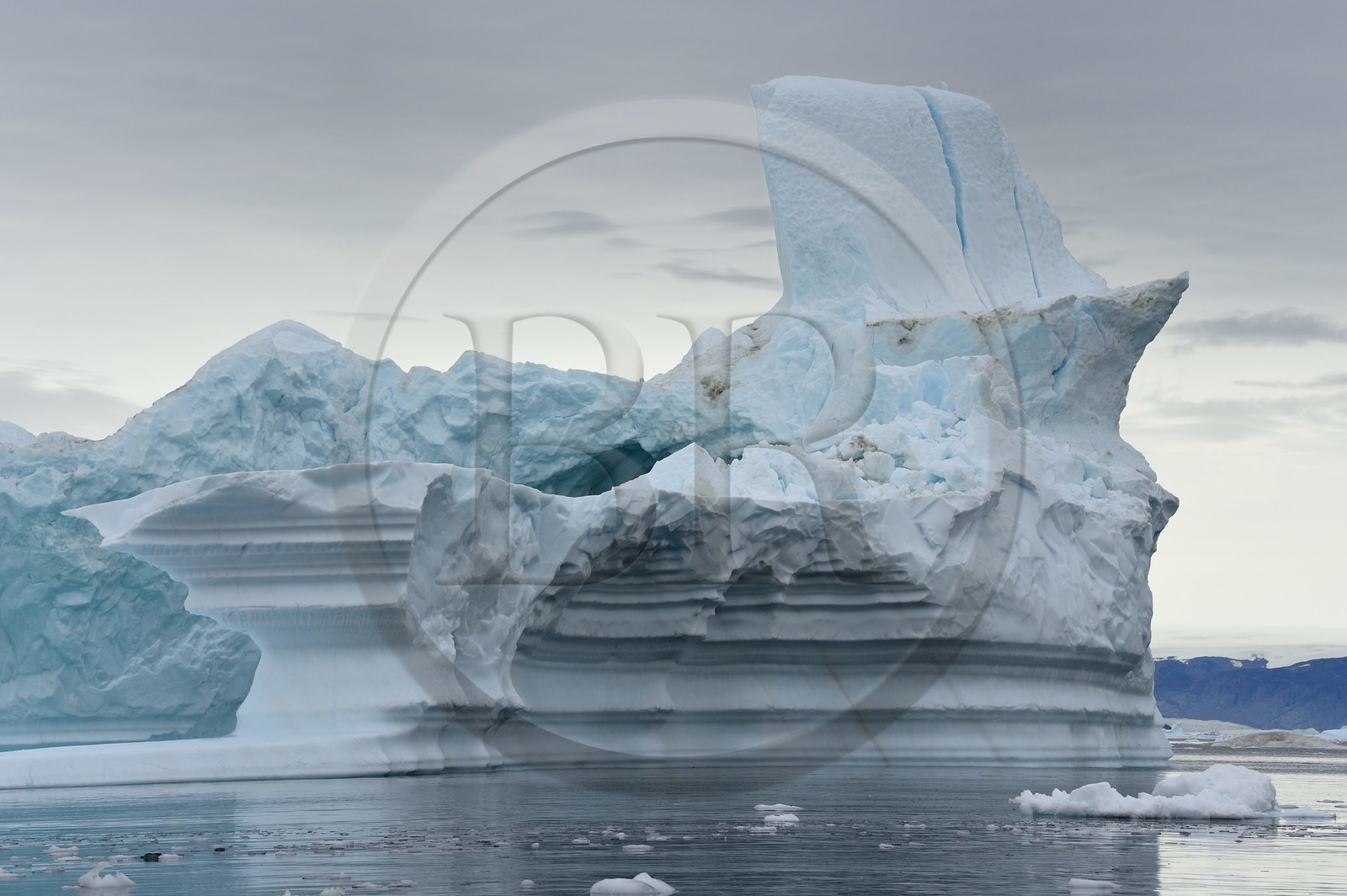 Groenland, cote Nord-Ouest, mer de Baffin, iceberg dans Inglefield Fjord vers Qaanaaq Groenland, cote Nord-Ouest, mer de Baffin, iceberg dans Inglefield Fjord vers Qaanaaq
