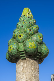 Espagne, Catalogne, Barcelone, le Palais Güell (Palau Güell) construit entre 1886 et 1891 et réalisé par l'architecte du modernisme catalan Antoni Gaudi, site classé au Patrimoine Mondial de l'UNESCO, cheminées et tours d'aération sur le toit terrasse