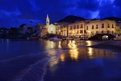 Italie, Sicile, iles Eoliennes, classées Patrimoine Mondial de l'UNESCO, Ile de Lipari, Lipari, le port de pêche de Marina Corta et l'église San Giuseppe