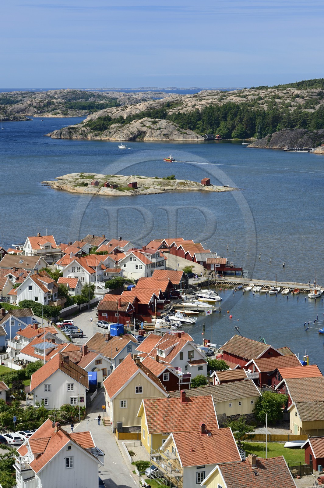 Suède, Västra Götaland, port de Fjällbacka, panorama depuis le sommet du rocher de Vetterberget sur les pas de Camilla Läckberg
