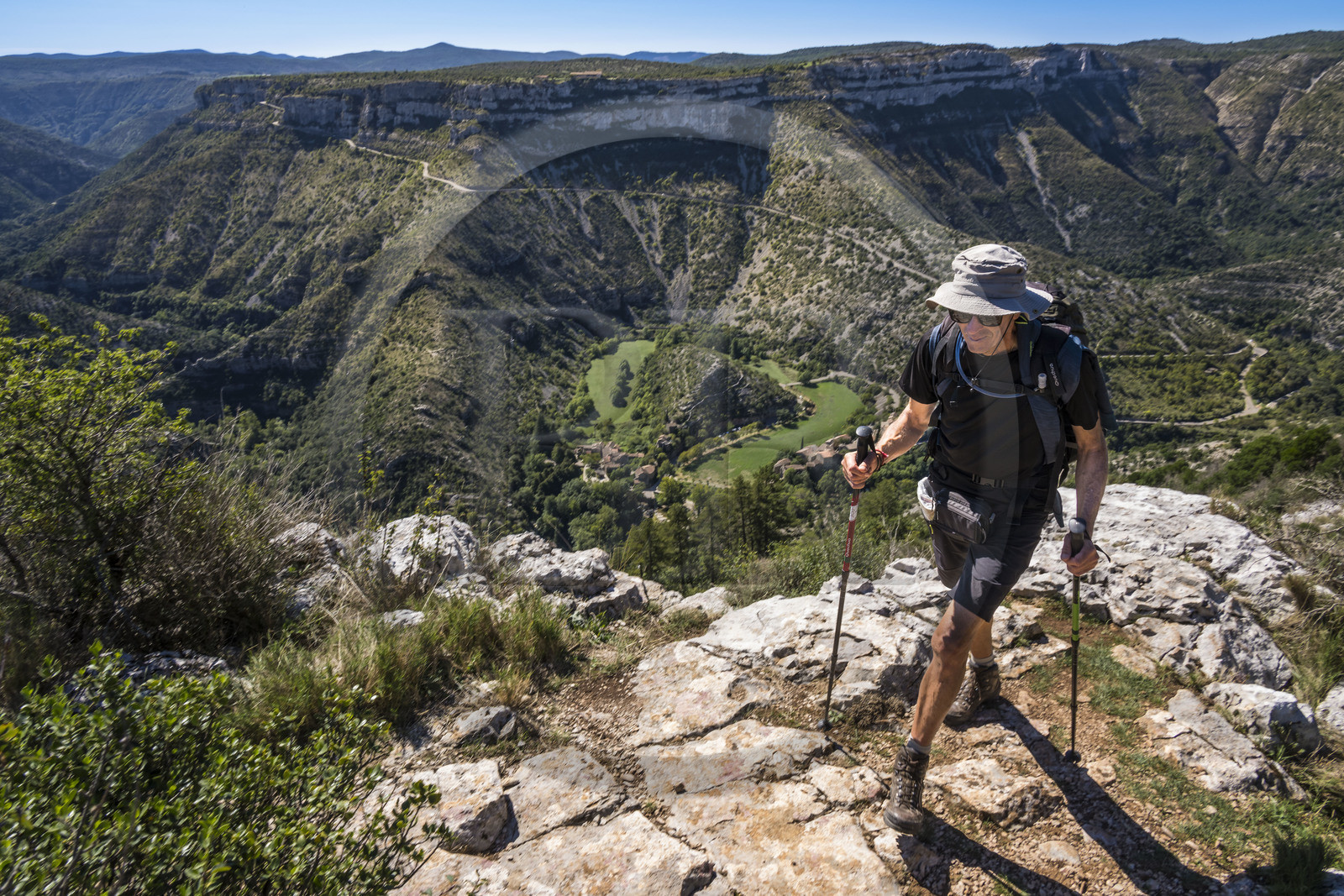 France, Hérault (34), les Causses et les Cévennes, paysage culturel de l'agro-pastoralisme méditerranéen inscrit au Patrimoine Mondial de l'UNESCO, Saint-Maurice-Navacelles, randonneur surplombant le Cirque de Navacelles, vue du coté belvédère de Blandas dans le Gard