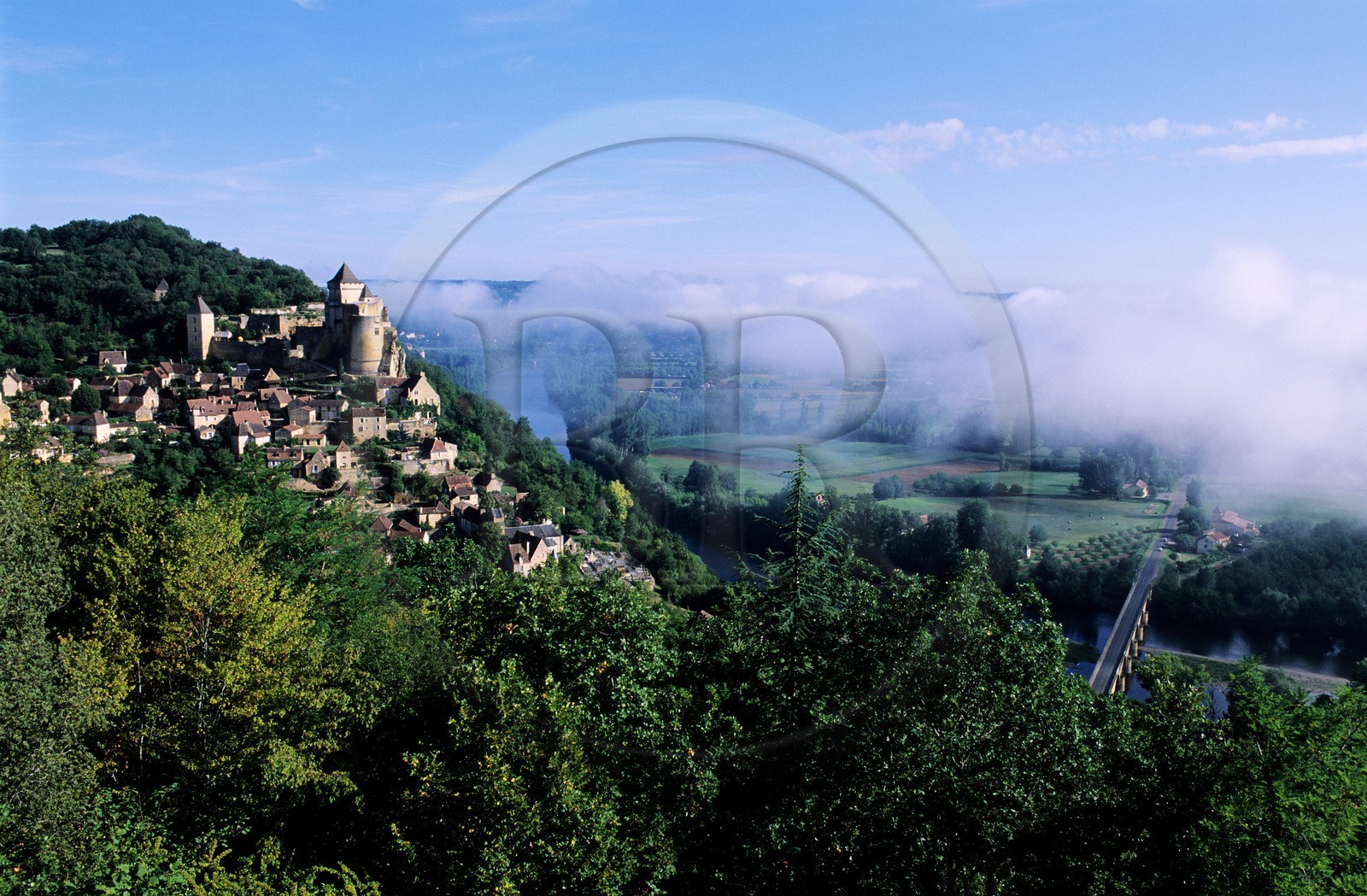France, Dordogne (24), château de Castelnaud-la-Chapelle surplombant la Dordogne dans la brume matinale