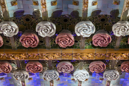 Espagne, Catalogne, Barcelone, Palau de la Musica Catalana (palais de la musique catalane), salle de concert dessinée par l'architecte du modernisme catalan Lluis Domènech i Montaner, site classé au Patrimoine Mondial de l'UNESCO, plafonds décorés avec des roses rouges et blanches en céramique