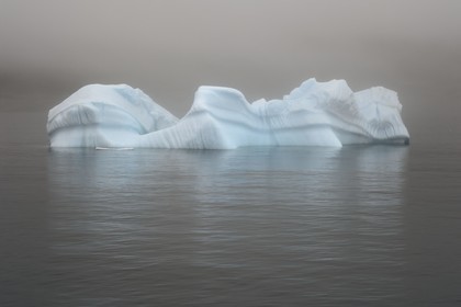 Groenland, cote ouest, Ile de Disko, iceberg dans la brume au large de Qeqertarsuaq