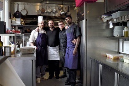 France, Paris (75), Les Arlots rue du Faubourg Poissonnière, le chef Thomas Brachet (en noir avec tablier blanc) dans sa cuisine