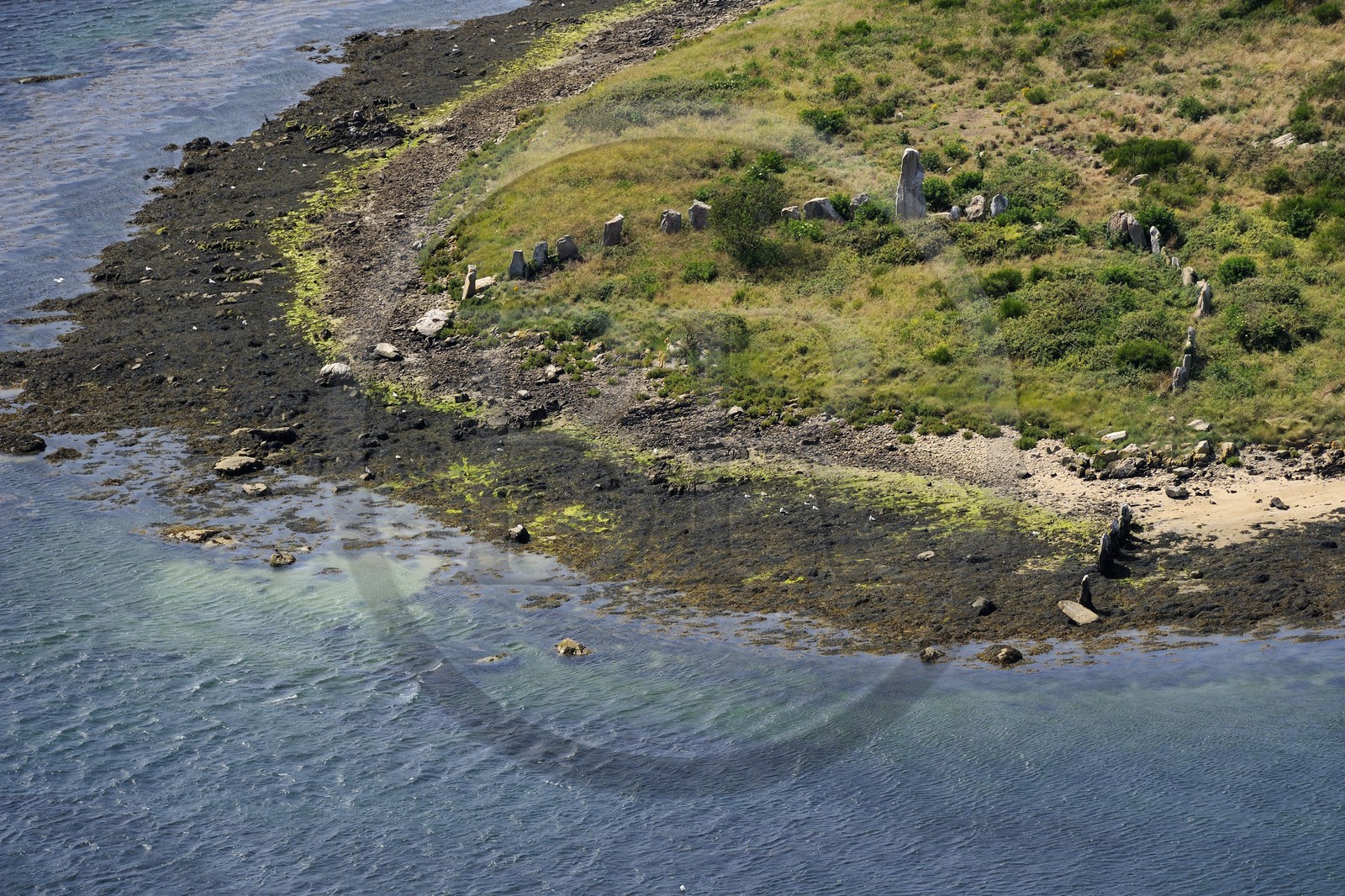 France, Morbihan (56), Golfe du Morbihan, île d'Er Lannic avec un site mégalithique cromlec'h (vue aérienne)