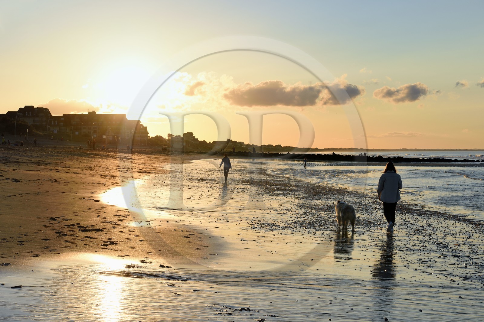 France, Calvados (14), Pays d'Auge, la côte Fleurie, Cabourg, promenade au coucher de soleil sur la plage de la station balnéaire France, Calvados (14), Pays d'Auge, la côte Fleurie, Cabourg, promenade au coucher de soleil sur la plage de la station balnéaire