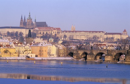 République Tchèque, Prague, le Pont Charles sur la Vltava devant le quartier de Mala Strana et la cathédrale Saint Guy dans le château