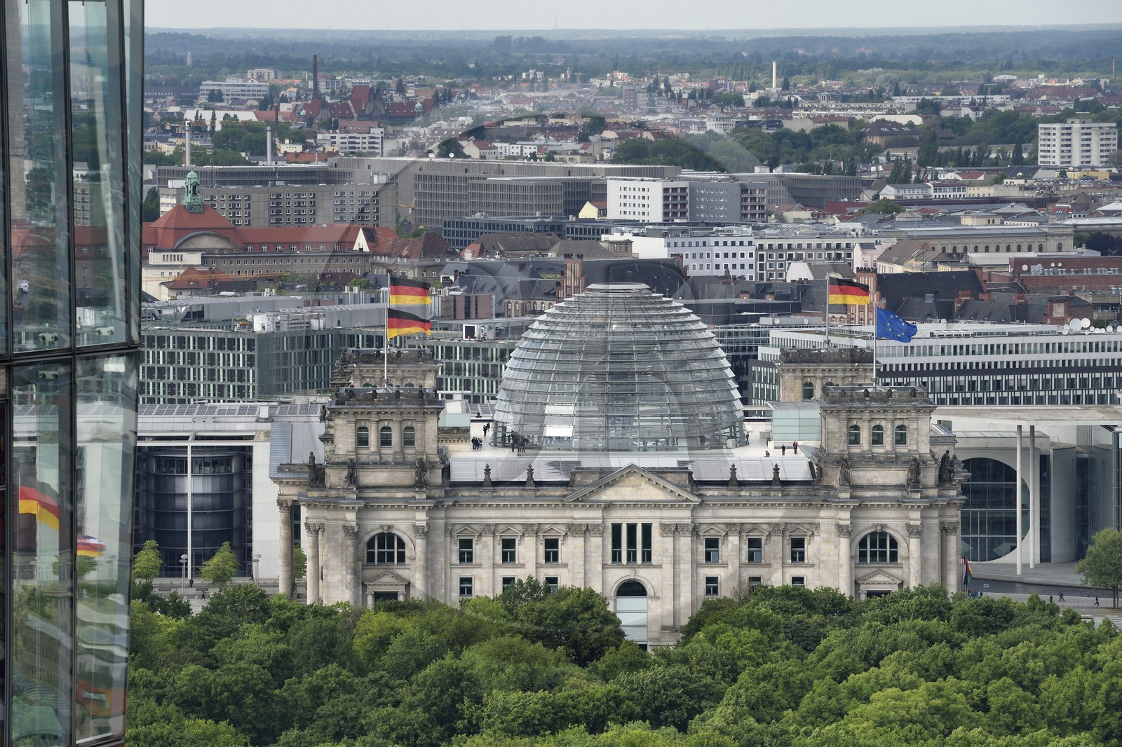 Allemagne, Berlin, le Reichstag avec le dome en verre du Bundestag (parlement allemand depuis 1999) de l'architecte Sir Norman Foster