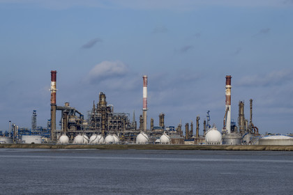 France, Loire Atlantique, Estuaire de la Loire, Saint Nazaire, the Total Energie oil terminal and refinery in Donge