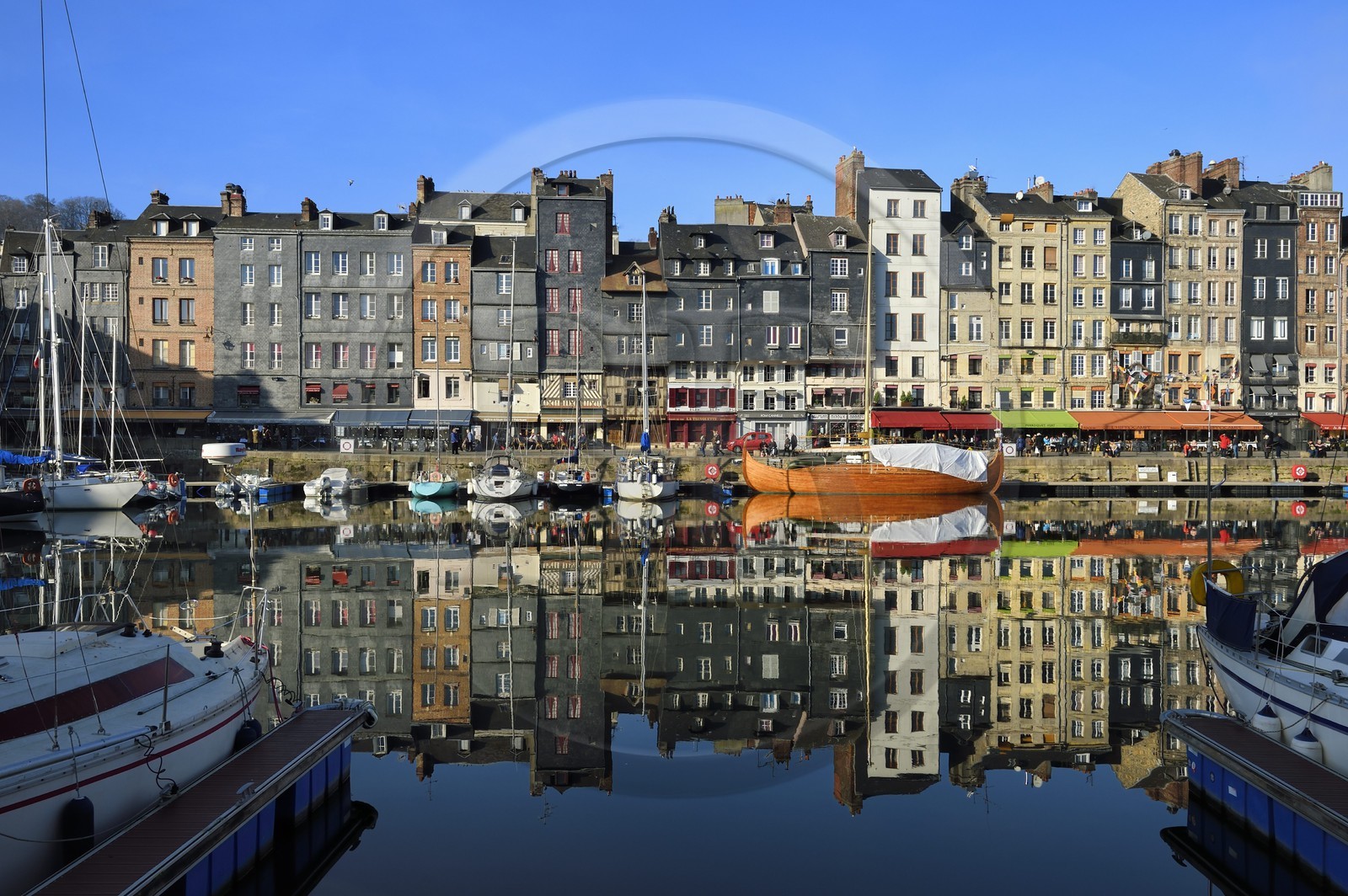 France, Calvados (14), Pays d'Auge, Honfleur, le Vieux-Bassin, le quai Sainte-Catherine France, Calvados (14), Pays d'Auge, Honfleur, le Vieux-Bassin, le quai Sainte-Catherine