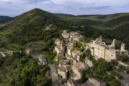 France, Vaucluse, Dentelles de Montmirail mountains, Crestet, the hilltop village of Crestet and its 9th century castle
