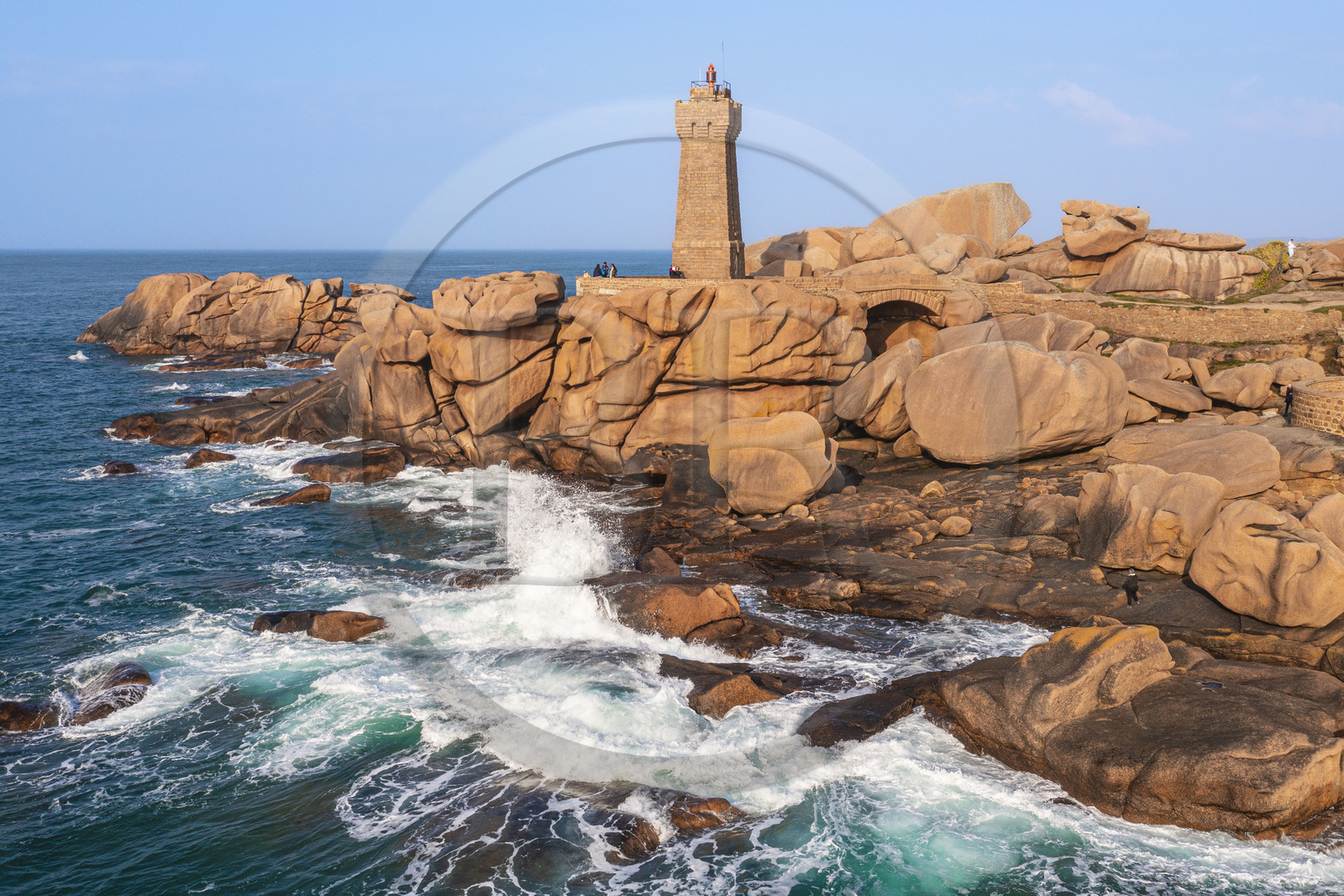France, Côtes-d'Armor (22), Côte de Granit Rose, Perros-Guirec, Ploumanac'h, pointe de Skewell (Squéouel), le phare de Mean Ruz sur le sentier des Douaniers aussi chemin de Grande Randonnée GR 34 (vue aérienne)
